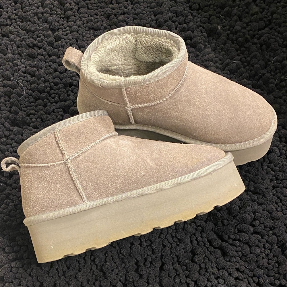 Cushionaire gray platform suede fur lined boots